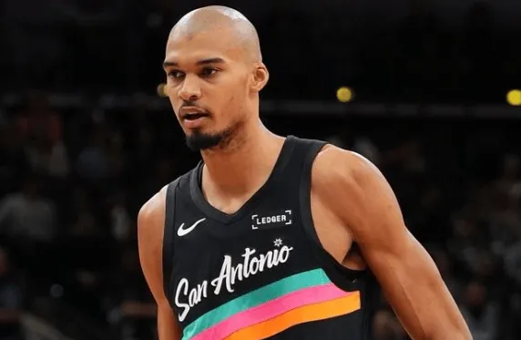 体育资讯平台-自圣诞节以来文班场均24.3分9.4板，三项命中率52%/41%/87%