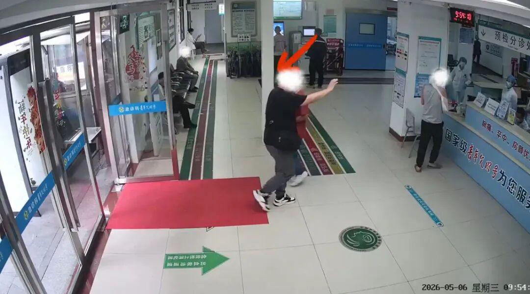 体育赛事直播-广州一男子胸痛捂着胸口独自就医，8分钟后正准备进手术室时突然心跳呼吸骤停！医生提醒：一定不要拖延